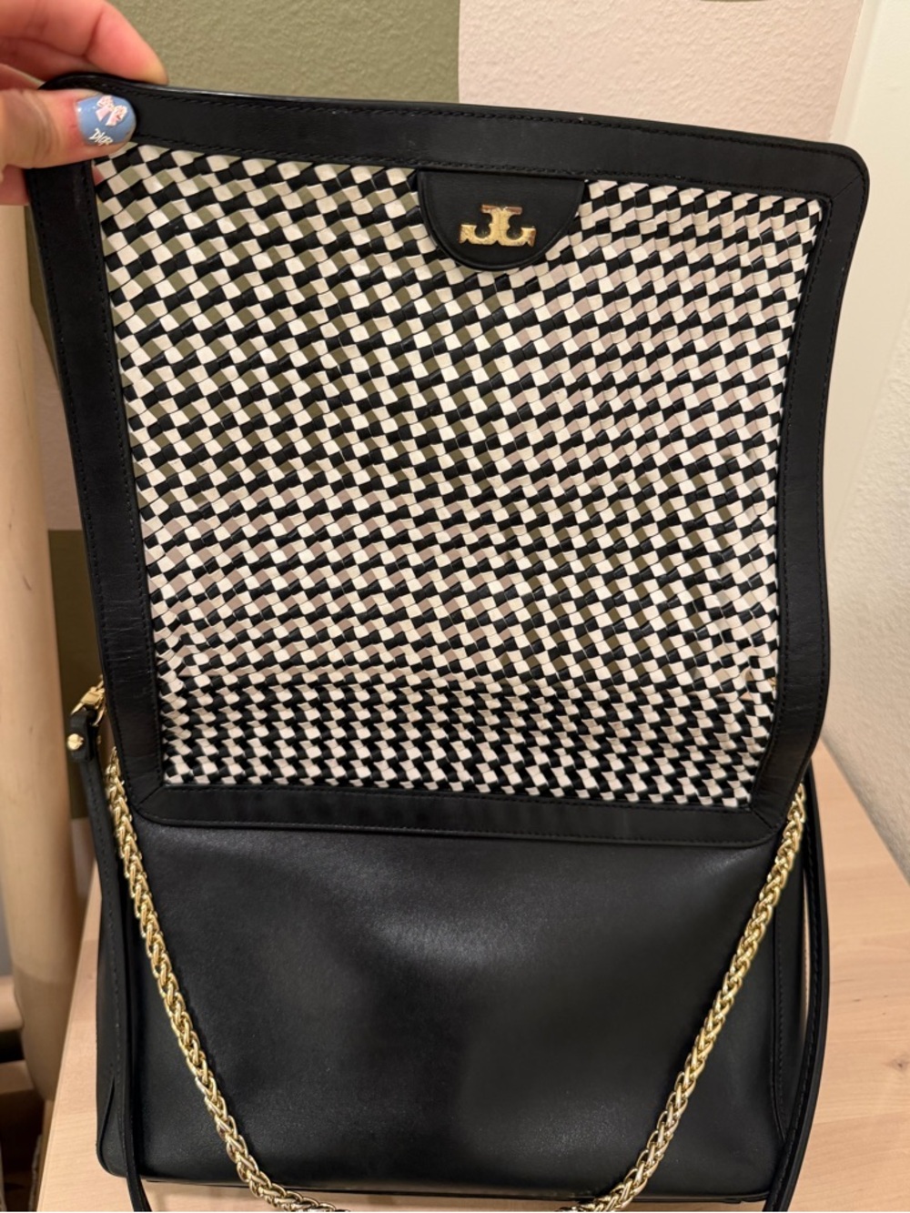 EUC RARE Tory Burch crossbody with gorgeous unique metal strap. - Picture 9 of 9